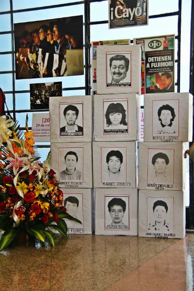 Homenaje de los "diez heroes" de La Cantuta, presentados en la Universidad Nacional de Educación.