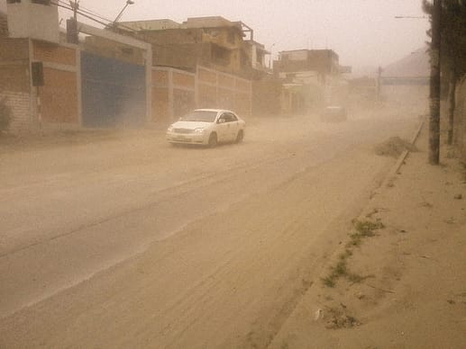 Los carros son los responsables que el polvo se disipe por todo el distrito Foto: Enzo Alminagorta