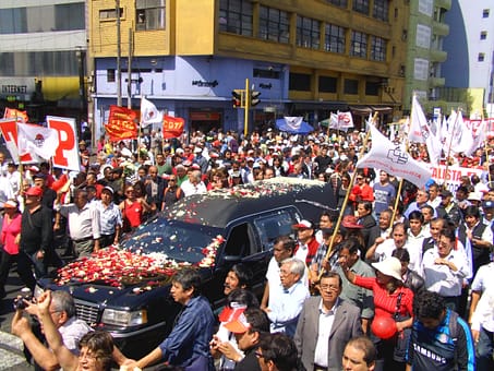 Siempre en marcha y en olor a multitud. Diez Canseco llegaba hasta la Plaza Bolívar / Foto: Vilma Huertas (Spacio Libre)