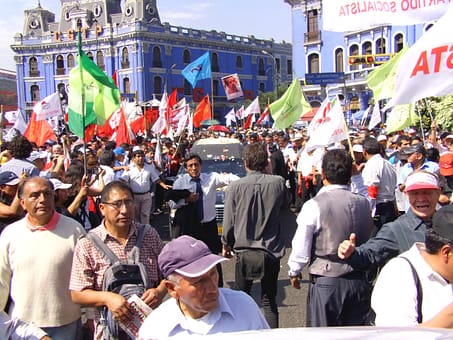 Gran número de personas llegaron a la Plaza Dos de Mayo a despedir al fallecido congresista / Foto: Vilma Huertas (Spacio Libre)
