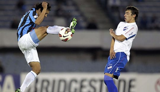 A punta de coraje y fútbol aguerrido Garcilaso derrotó a los uruguayos / Foto: Reuters