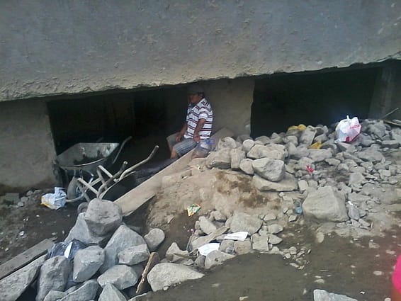 Poblador de la quebrada de Inka Cola exhausto de sacar lodo y piedras de su vivienda. Foto: Enzo Alminagorta