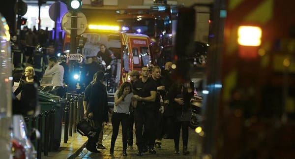 Las autoridades francesas evacúan a personas en la calle Bichat, en el distrito 10th de París después de los ataques. / Foto: AFP (El País)