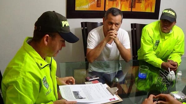 Policía colombiana toma declaraciones de ley a Rodolfo Orellana / Foto: Policía Colombia (Vía twitter)