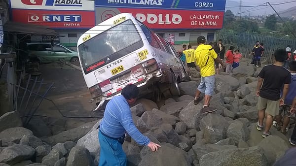 Vehículo de transporte público arrastrado por la fuerza del deslizamiento / Foto: Enzo Alminagorta (Spacio Libre)