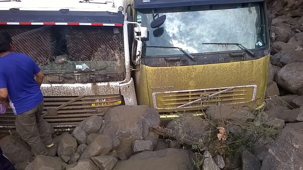 Camiones atascados por el lodo de los huaicos / Foto: Enzo Alminagorta (Spacio Libre)