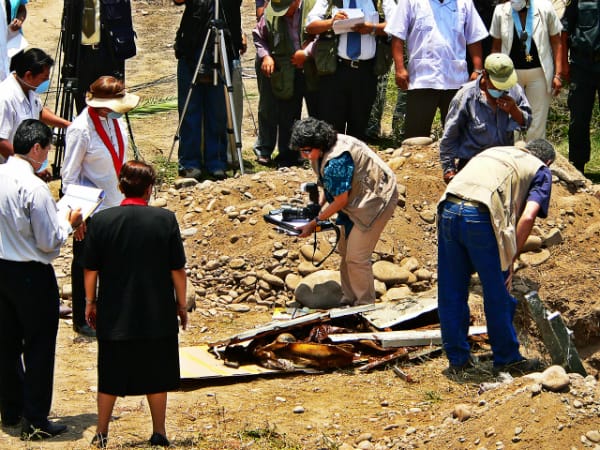 Exhumación de las víctimas en el cementerio El Angel S 31.1.2007 Foto: Archivo de la Une