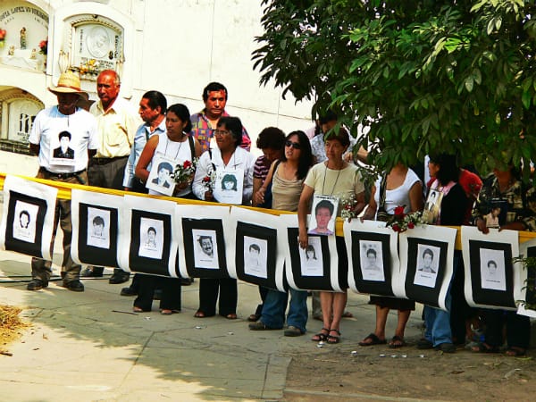 La familia de los "diez héroes" de La Cantuta,  en la exhumación en el cementerio El Ángel Foto : Archivo de la UNE