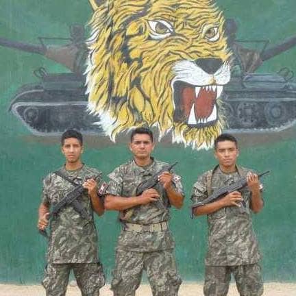 Feijoo (al centro) ha sido también integrante del Ejército / Foto: Facebook