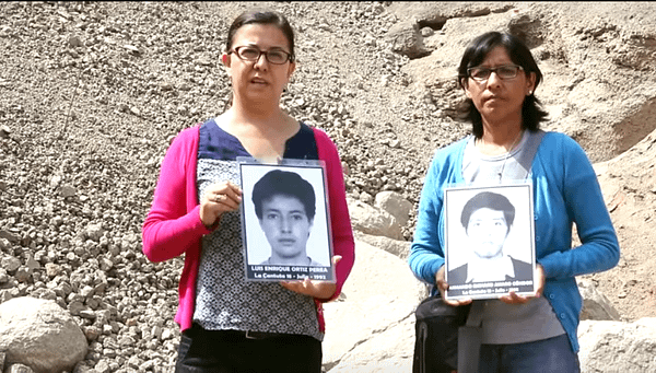 Gisela Ortiz y Carmen Amaro, hermanas de Luis Enrique y Armando, respectivamente, incansables luchadoras en busca de justicia por los asesinados y desaparecidos de La Cantuta / Foto: YouTube