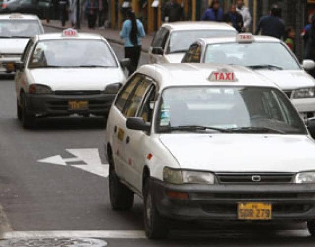 "Buscamos el modo de transporte más seguro, para evitar que algún delincuente disfrazado de taxista nos asalte" Foto: La República