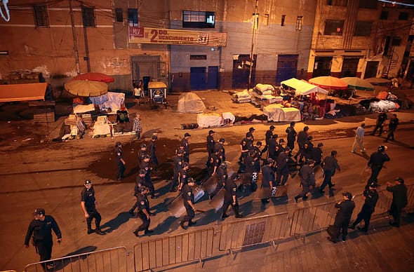 Resguardo policial en las afueras de La Parada / Foto: Andina